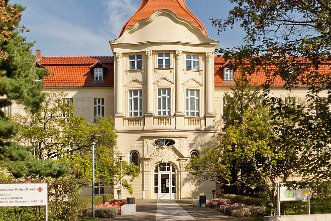 Deutsches Rotes Kreuz DRK, Gebaeude / Architektur / Immobilien, Aussenansichten, Rittberghaus, Vorderansicht, Eingang, Mittelrisalit, DRK Generalsekretariat Berlin Lichterfelde, Rittberg-Haus